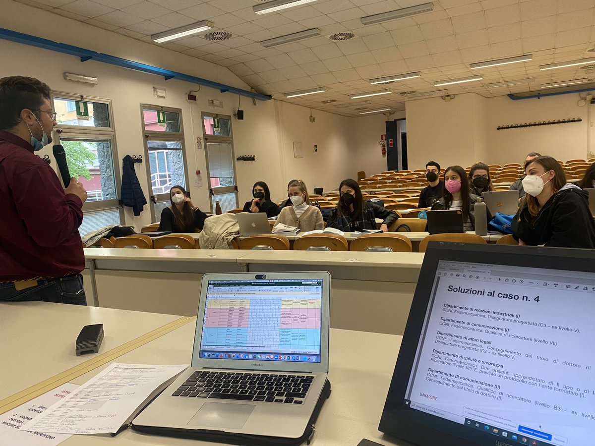 BenincasaGiada's tweet photo. Ultima lezione di #IRL2021 a @UNIMORE_univ prima dell’esame. Chiarimenti, approfondimenti e ripasso sulla disciplina del contratto di #apprendistato. https://t.co/jws82GgpGe