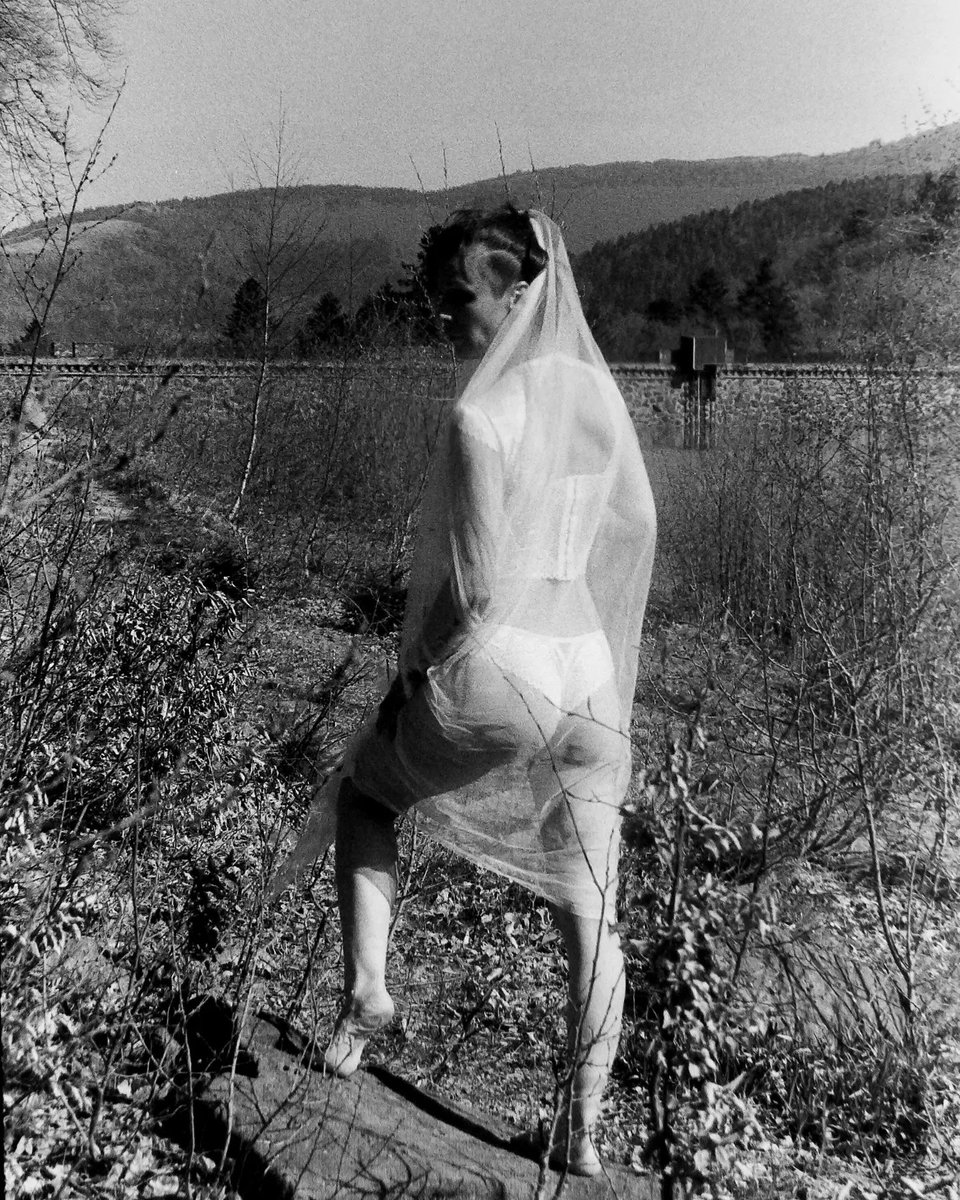 Weboodoo_net's tweet photo. Shooting portrait  dans la nature
Pellicule FOMAPAN 400
Modèle : Marie 
#lac #lake #witchcraft
#inkedgirls #blackandwhite 
#boudoir #beautiful #frenchgirl #photooftheday
#dedobjectif #noiretblanc #photo
#bnw #bnwphotography #weboodoo_photographies #rock
#fomapan400 https://t.co/q23F692Gi6