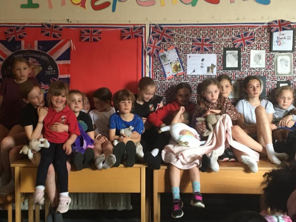 HighfieldsNG24's tweet photo. It's film night @HighfieldsNG24 after an action packed week at PGL, visit to Pizza Express, sports fixtures and more. Time to recharge our batteries before our big Open Morning tomorrow at 10am! @HeadNewark @Highfields_PE @PGLTravel @PizzaExpress https://t.co/CE1pYd48RJ