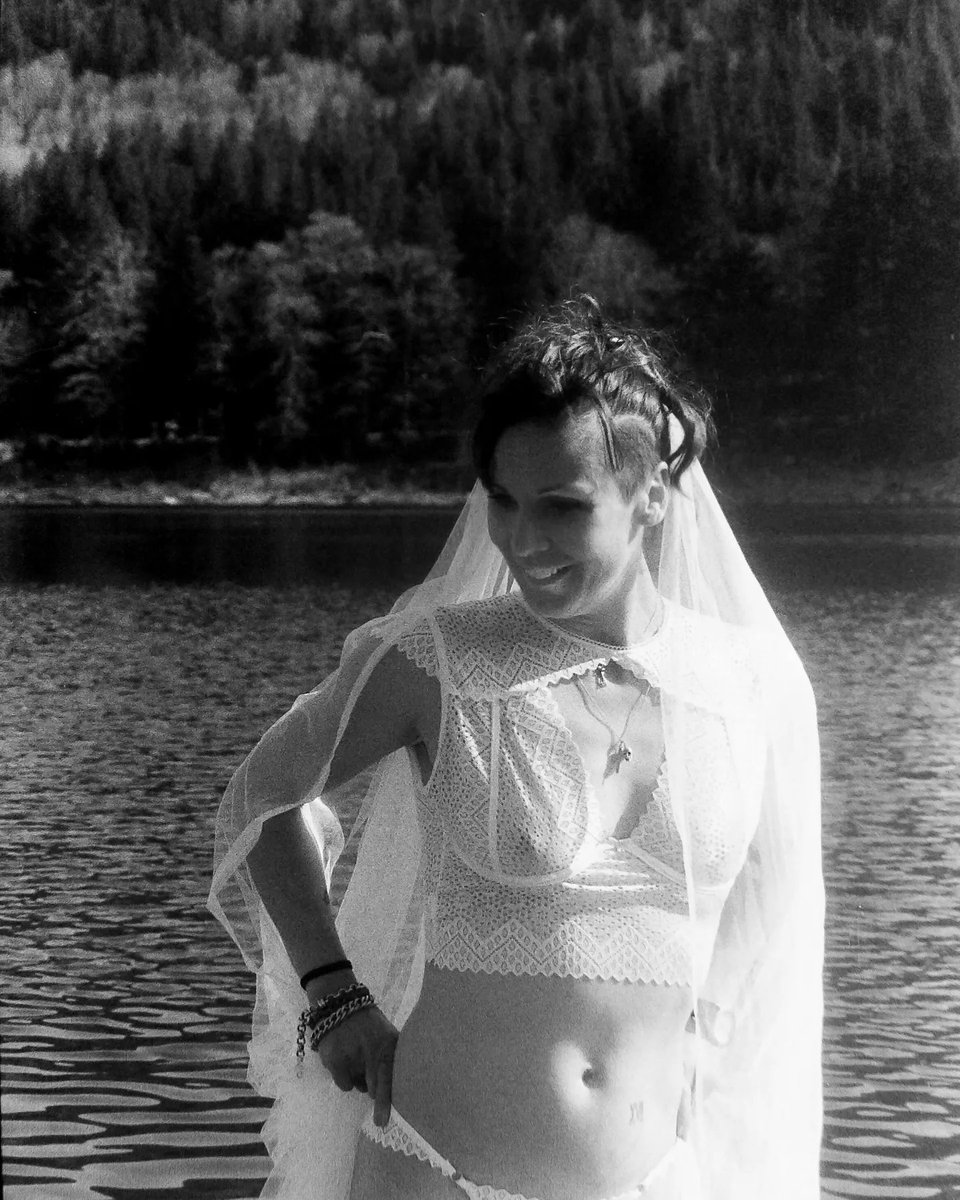 Weboodoo_net's tweet photo. Shooting portrait  dans la nature
Pellicule FOMAPAN 400
Modèle : Marie 
#lac #lake #witchcraft
#inkedgirls #blackandwhite 
#boudoir #beautiful #frenchgirl #photooftheday
#dedobjectif #noiretblanc #photo
#bnw #bnwphotography #weboodoo_photographies #rock
#fomapan400 https://t.co/q23F692Gi6