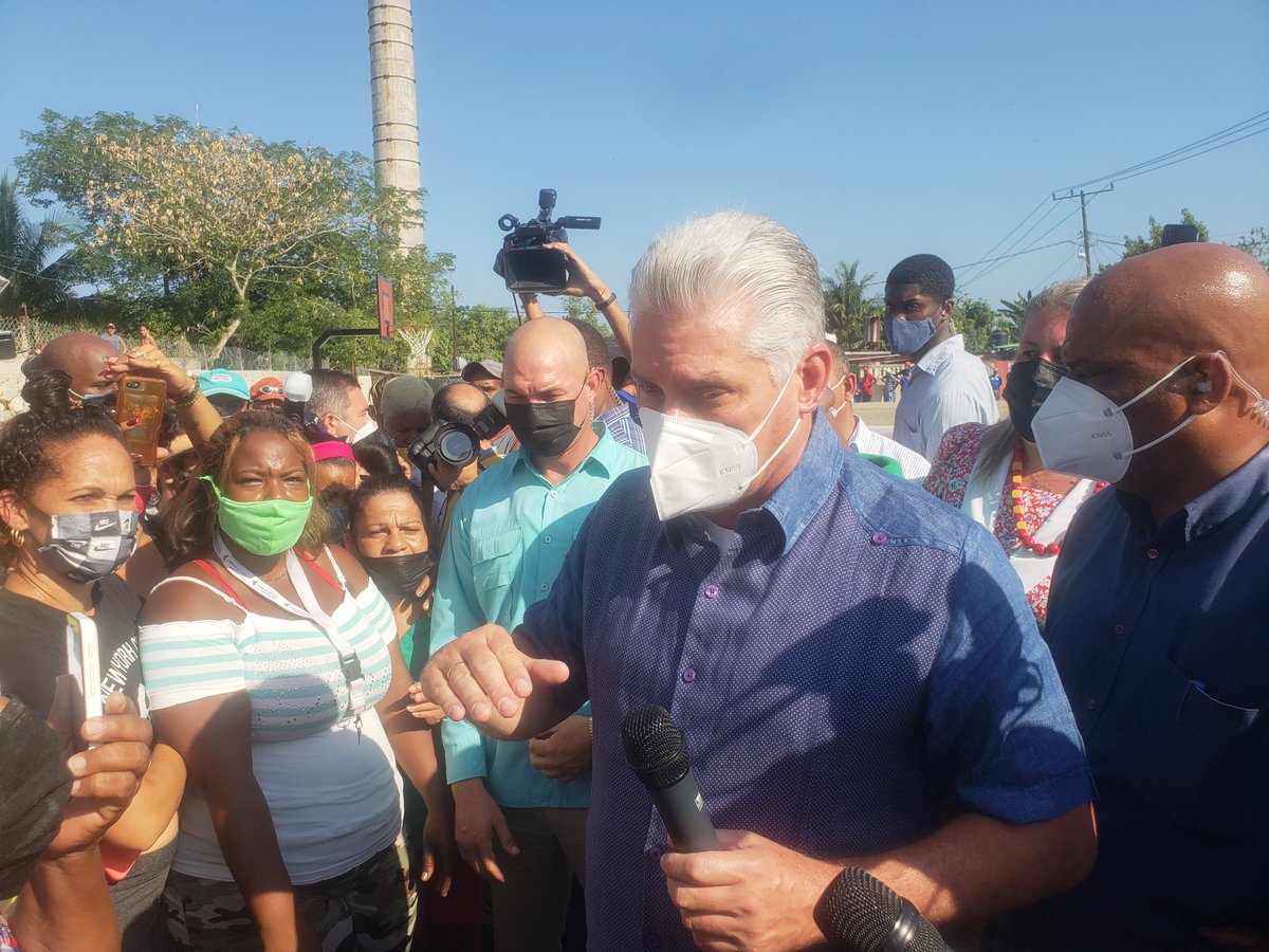 demevilla's tweet photo. Hasta la comunidad #Husillo en el municipio de #Marianao, llegó @DiazCanelB es uno de los 139 barrios que se transforman en #LaHabana "ha sido un gusto compartir con ustedes", dijo. #VamosConTodo @radio_rebeldecu https://t.co/1jJo2G7SeL