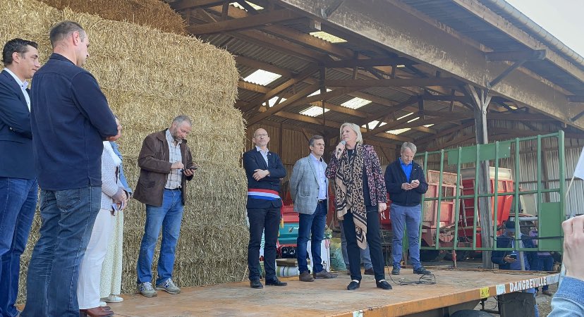 ChLambert_FICT's tweet photo. 2/2 
Présence et soutien appuyé de @xavierbertrand Président @hautsdefrance et @NadegeLefebvre_ Présidente @CD_oise &amp;très nombreux #maires de #territoires ruraux.
Tous affirment le rôle irremplaçable de l’ #agriculture : #alimentation #Emploi #Economie #environnement #Energie … https://t.co/mINxRF5nti