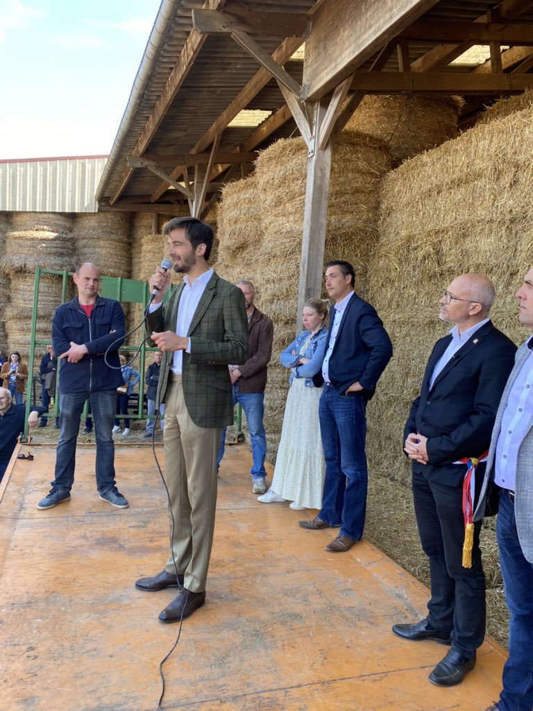 ChLambert_FICT's tweet photo. 2/2 
Présence et soutien appuyé de @xavierbertrand Président @hautsdefrance et @NadegeLefebvre_ Présidente @CD_oise &amp;très nombreux #maires de #territoires ruraux.
Tous affirment le rôle irremplaçable de l’ #agriculture : #alimentation #Emploi #Economie #environnement #Energie … https://t.co/mINxRF5nti