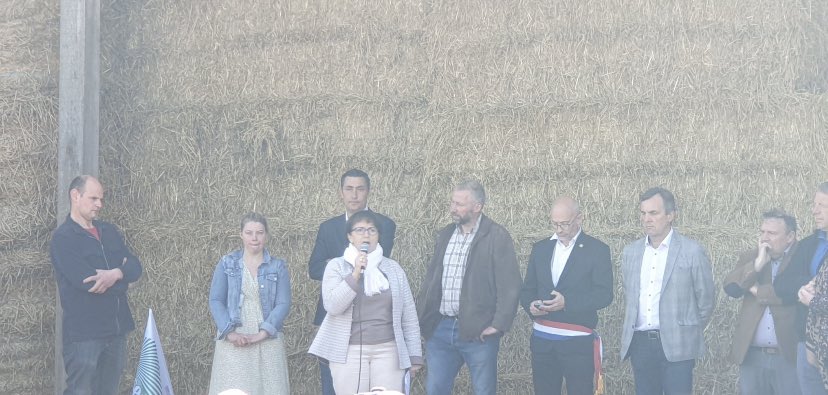 ChLambert_FICT's tweet photo. 2/2 
Présence et soutien appuyé de @xavierbertrand Président @hautsdefrance et @NadegeLefebvre_ Présidente @CD_oise &amp;très nombreux #maires de #territoires ruraux.
Tous affirment le rôle irremplaçable de l’ #agriculture : #alimentation #Emploi #Economie #environnement #Energie … https://t.co/mINxRF5nti