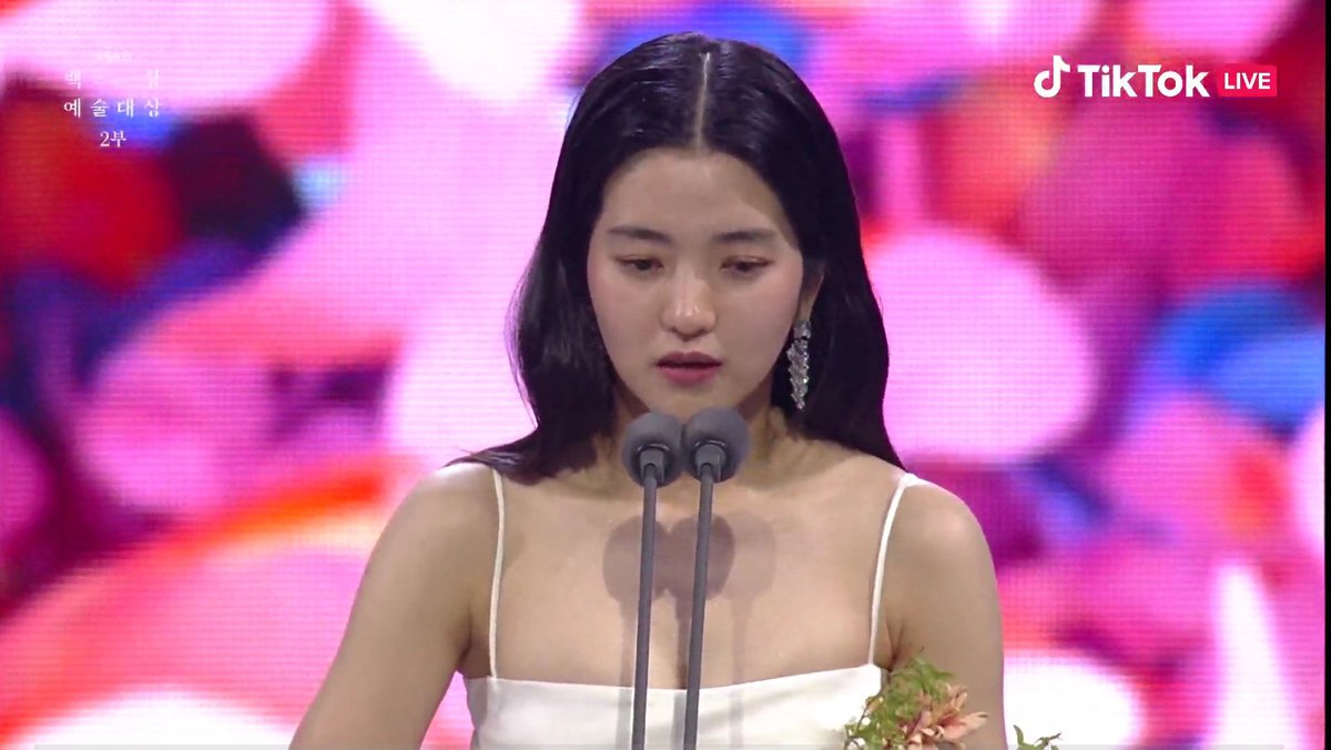 withdramas's tweet photo. Congratulations to #KimTaeri  #TwentyFiveTwentyOne for winning Best Actress Award (Drama) at 58th Baeksang Arts Awards  #BaeksangArtsAwards2022 

Her reaction was priceless.. She was about to cry.. My girl deserves it yall https://t.co/m9eWiaycR7