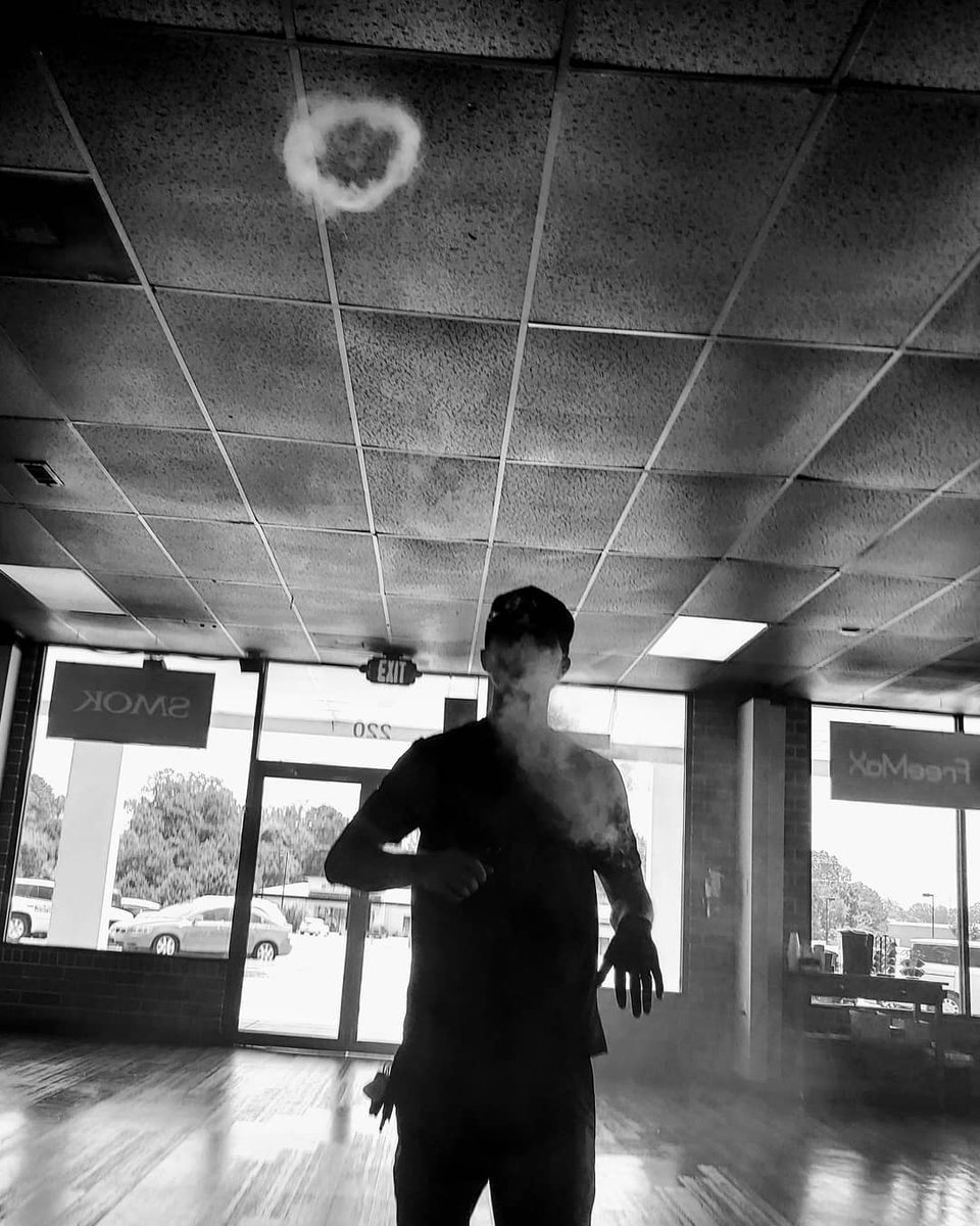 BillyVapetopia's tweet photo. JUS KILLIN SOME TIME #vape #vapelife #vapefam #TRICKSTER #PHOTOS #photograph https://t.co/IpiiHVOLHN