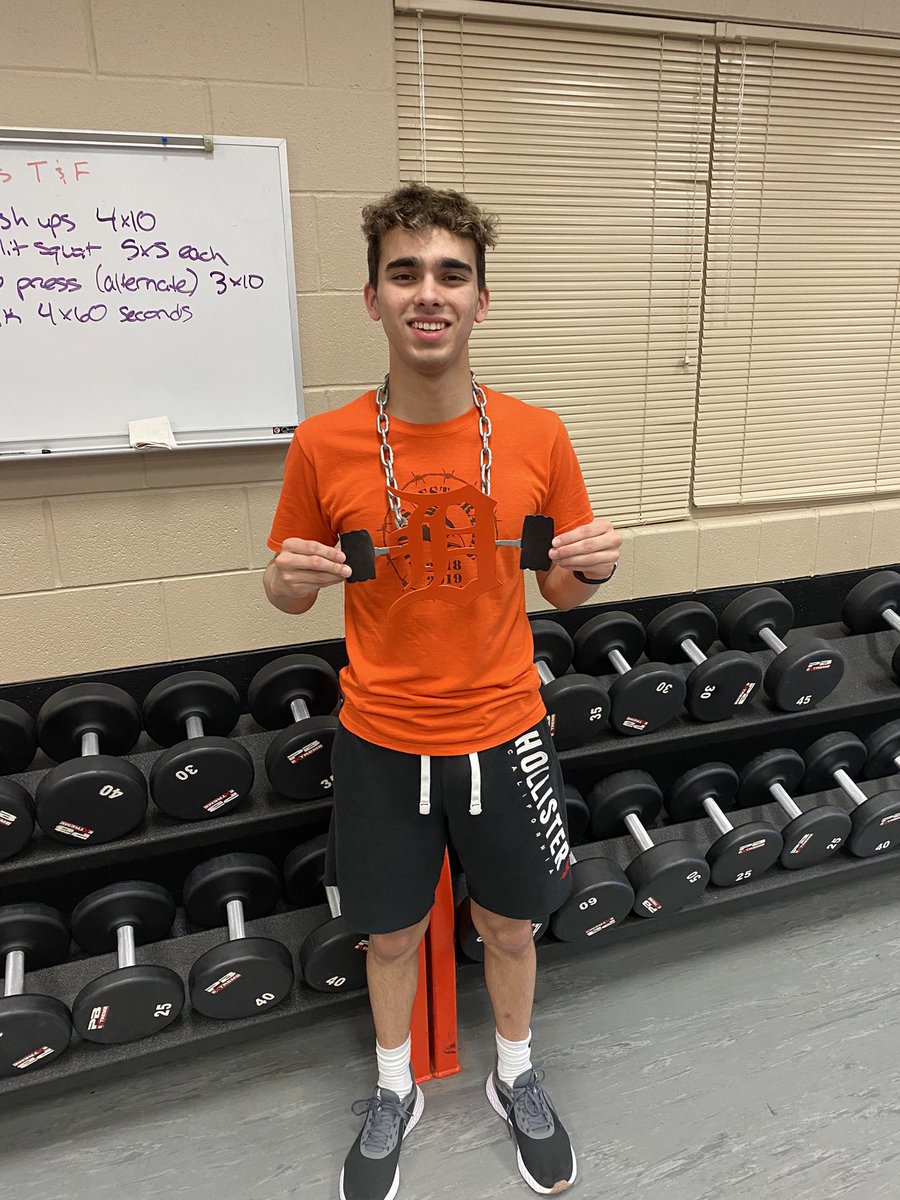 NateViland's tweet photo. S/O to the 2nd Hour PE Conditioning #APSwole Lifter’s of the Week, Brendan Sullivan and Jr Castellanos! Keep up the great work! #OneBarb #BarbStrong #HardestWorkersInTheRoom 💪💪💪 https://t.co/4TzCF7cBAM