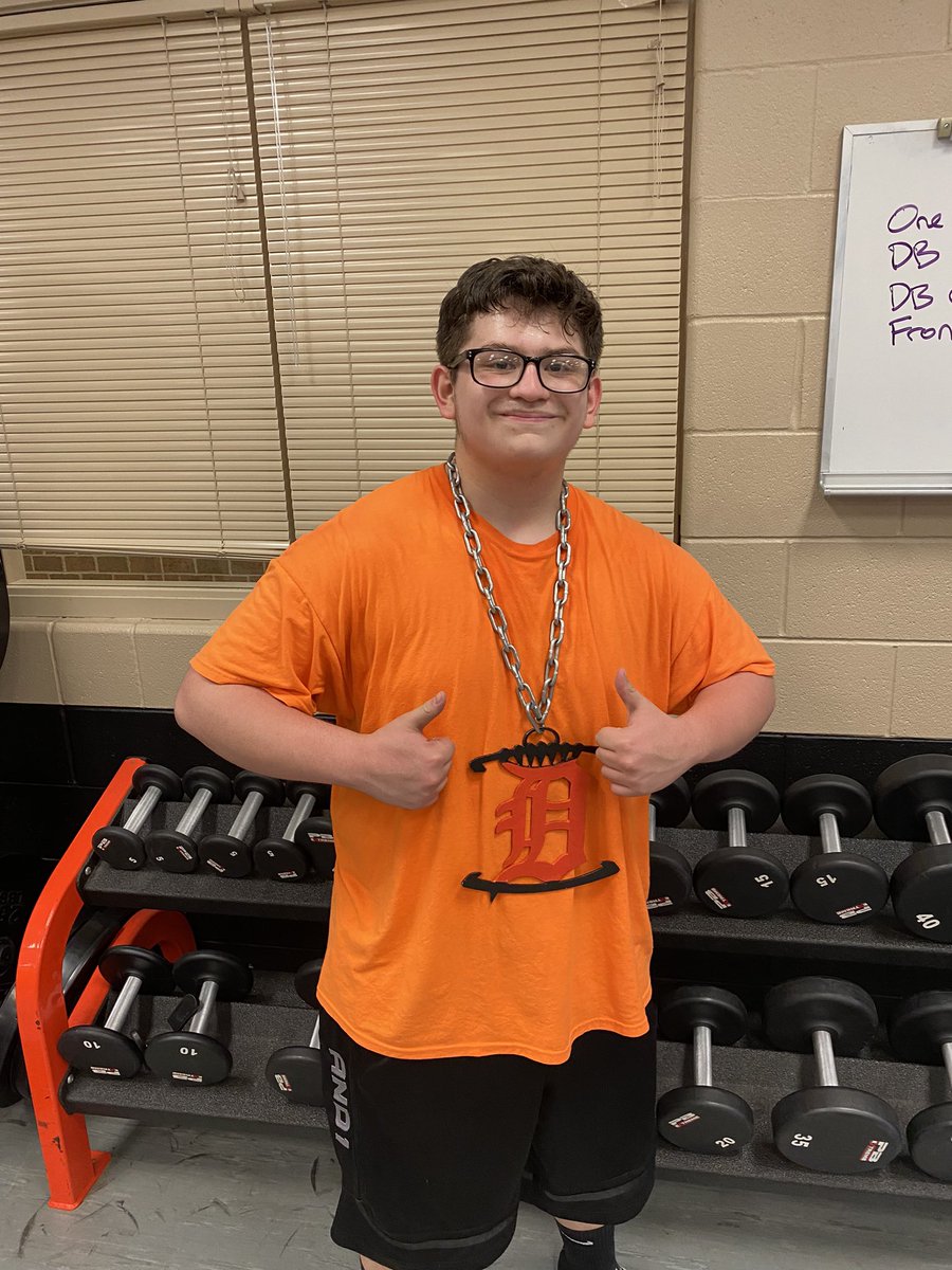 NateViland's tweet photo. S/O to the 2nd Hour PE Conditioning #APSwole Lifter’s of the Week, Brendan Sullivan and Jr Castellanos! Keep up the great work! #OneBarb #BarbStrong #HardestWorkersInTheRoom 💪💪💪 https://t.co/4TzCF7cBAM