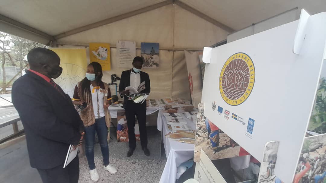 garethhorsfield's tweet photo. UNDP’s Zimbabwe Resilience Building Fund is the largest of its type in the region with 1.13 million beneficiaries (almost 12% of the national population). Beneficiaries average monthly income has doubled and beneficiaries are bouncing back from climatic and macroeconomic shocks. https://t.co/oWKsHbNWMw