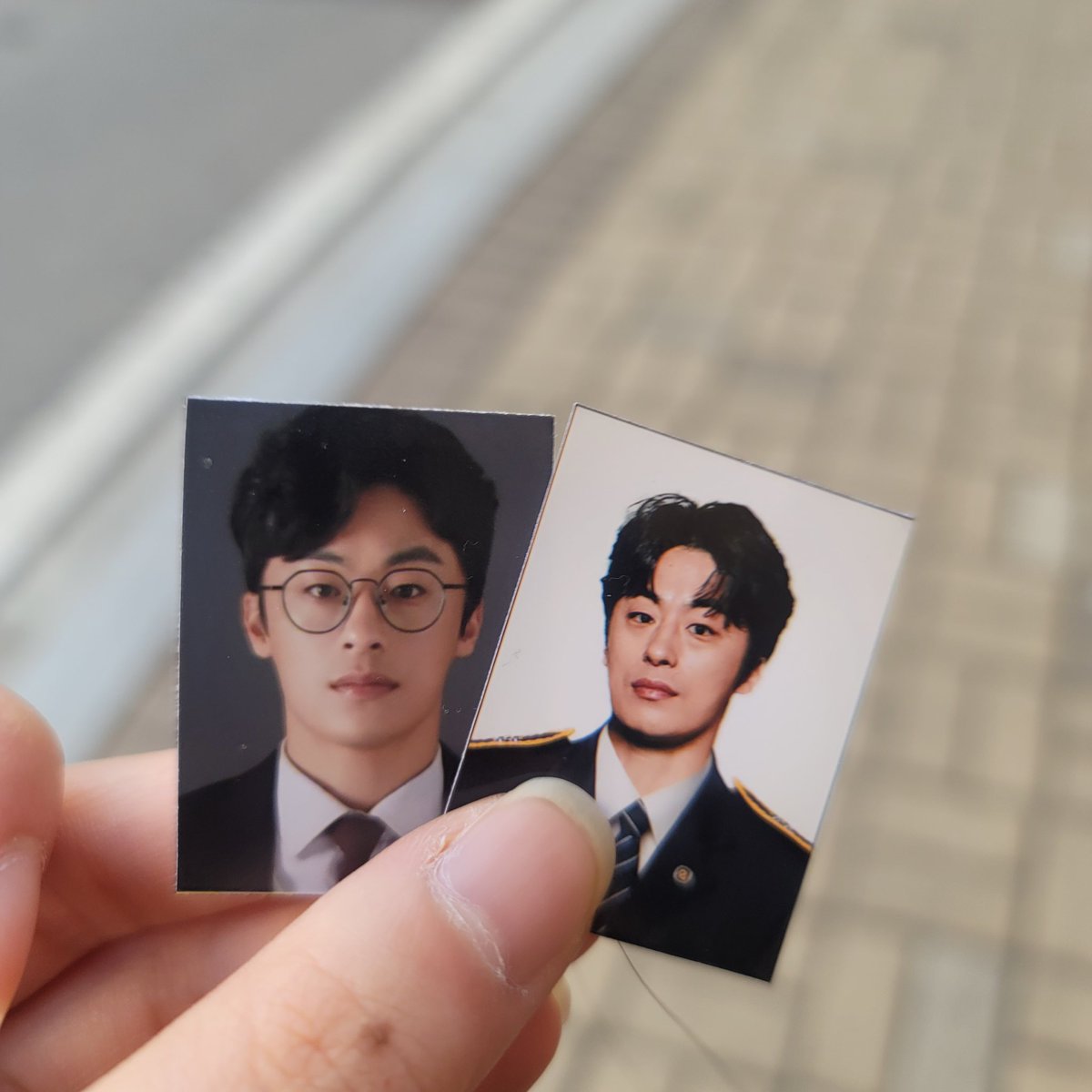 #RT 구교환 배우님 백상예술대상 
남자 신인 연기상 수상 기념으로 
배우님 증사와 포카홀더 하나 떠서 보내드려요🤍💙