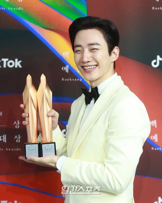 theSmilingEyes's tweet photo. Congratulations #LeeJunho for winning the TikTok Popularity Award &amp; Baeksang Best Actor Award! ✨🥳💛 https://t.co/81x87uq9kP