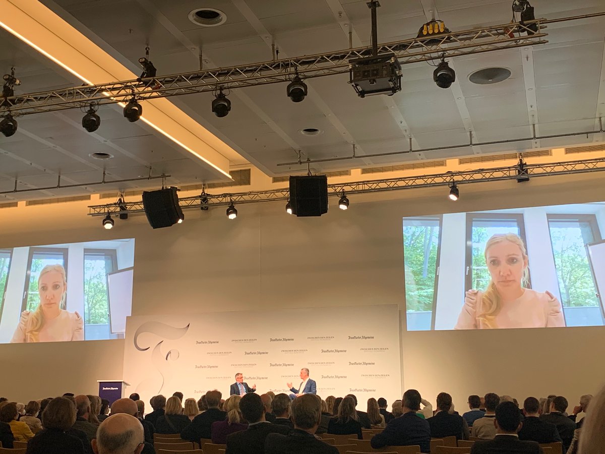 JoPennekamp's tweet photo. Volles Haus und (fast) so gute Stimmung wie bei der Eintracht: #fazkongress geht auf die Zielgerade mit @CiesekSandra @rki_de  @mikrowie @MuellerJung @FAZ_NET https://t.co/Y0eGwtx5wm