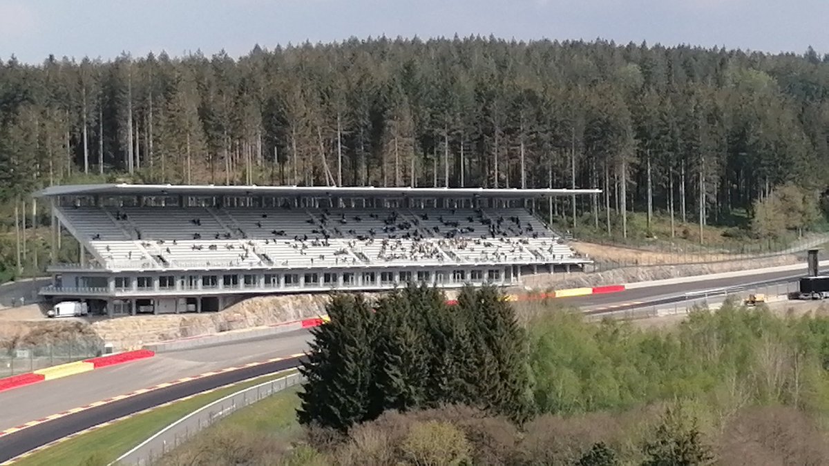 c3por2d2de's tweet photo. @cedmic21 👍So we have to meet.. Plan is watching the start at Radillion.. And than going round track.. Finish at the grand stands 🤜🤛 https://t.co/kwDZ2C9Dmz