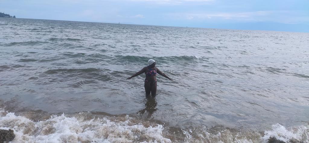steshmak's tweet photo. First time swimming in a lake https://t.co/9YHSLQLXAW