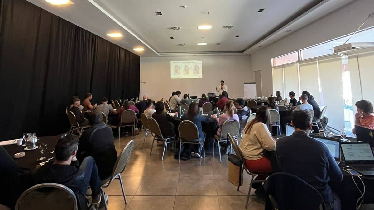 crea_arg's tweet photo. 1° Jornada nacional CREA de monitoreadores de #plagas 🐛🕷👀

Nos fuimos a #Cordoba para repasar técnicas y criterios de monitoreo e intercambiar experiencias sobre evaluaciones de campaña junto a @ASASemilleros y especialistas de Argentina y Brasil   🇦🇷🇧🇷 

#somoscrea https://t.co/xBnv36nH8v