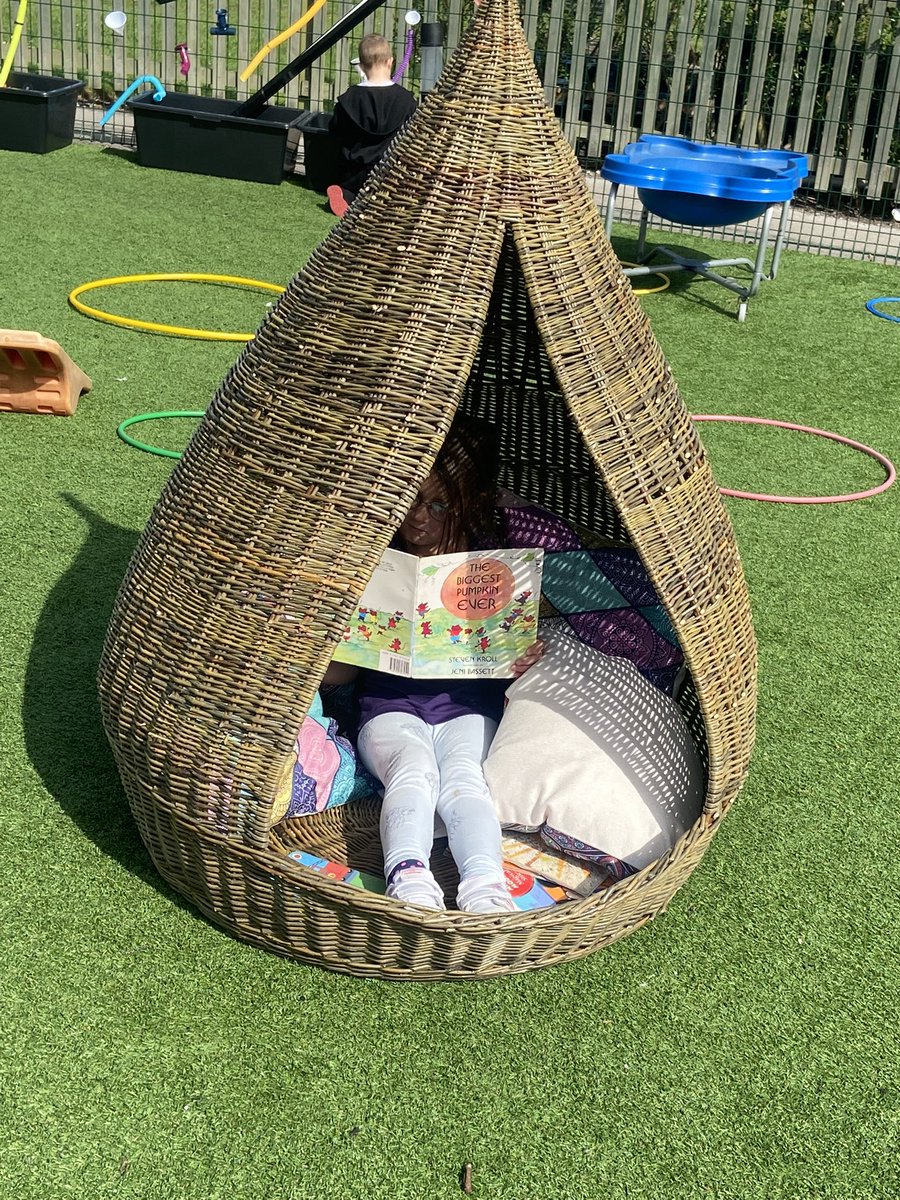 MansfieldGAT's tweet photo. We have been enjoying our outdoor classroom in the sunshine today. Mr Jane came to join in the fun #reading #writing #teamwork #turntaking #communicationandlanguage https://t.co/TAr5Li8fKS