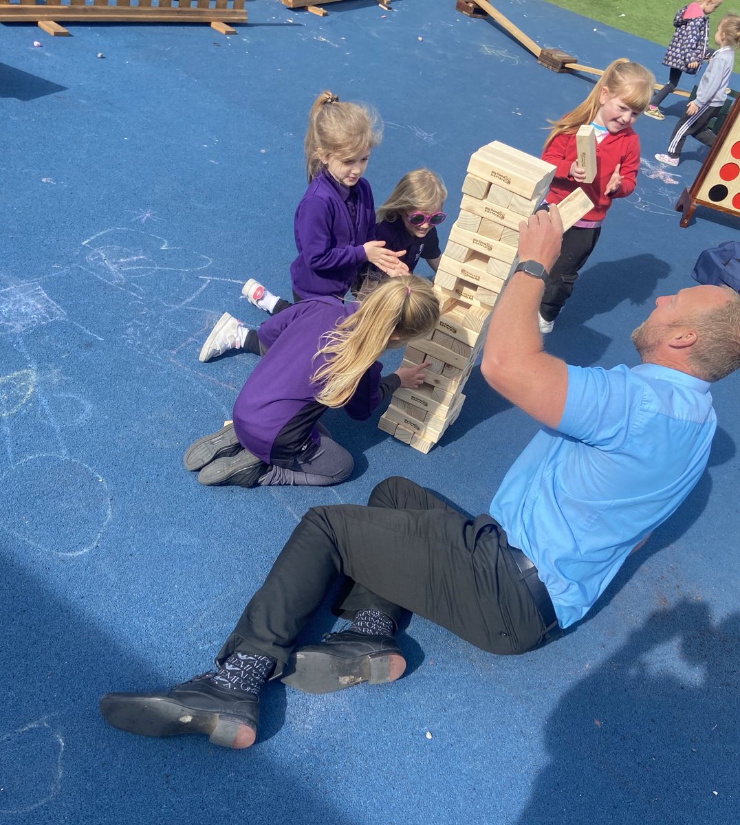 MansfieldGAT's tweet photo. We have been enjoying our outdoor classroom in the sunshine today. Mr Jane came to join in the fun #reading #writing #teamwork #turntaking #communicationandlanguage https://t.co/TAr5Li8fKS