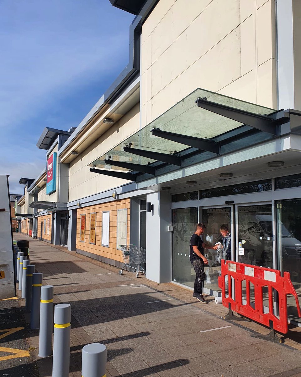 A local and commercial job this week! We’ve supplied the glass for this new store door in Blackpole, nice and shiny ready for opening!

#WorcestershireHour #supplyframesworcestershire