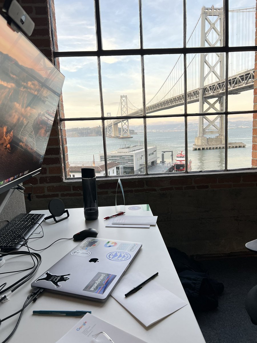 Ayer cerraba el portátil aquí y me acordaba de que no tendría estás vistas si mis padres no hubieran dado todo lo que tenían tirando adelante un bar de 20m2 en BCN para darme la oportunidad de ser el primero de la familia que se pone el birrete. Gracias joder. 🙏