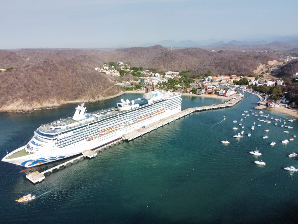 2/3
Amarró en el muelle a las 8:00 horas, con 1,136 pasajeros y 884 tripulantes, procedente de Puntarenas, Costa Rica; permanecerá en el puerto hasta las 17:00 horas, teniendo como próximo destino: Puerto Vallarta, Jalisco.