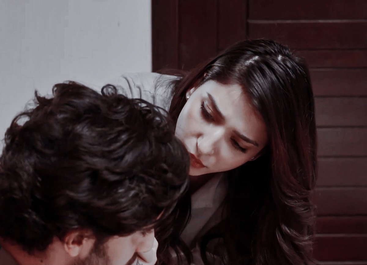 itsmemalakkk's tweet photo. "jo ladkiyan iss adam khor pay marti haina wou mar hi jaye tou acha hai"

also neha:

#humtum https://t.co/W4eSWZ42ZE