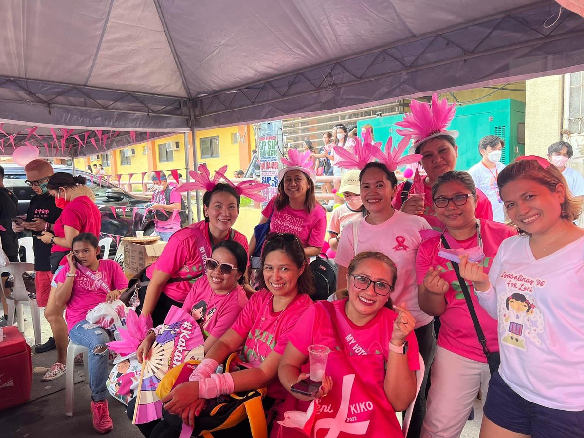 GianiFelarca's tweet photo. #NagaIsPink Isabelinas in total support of our schoolmate Leni Robredo! We may be junior in batch but we share the same values. https://t.co/ARrOatYe7T