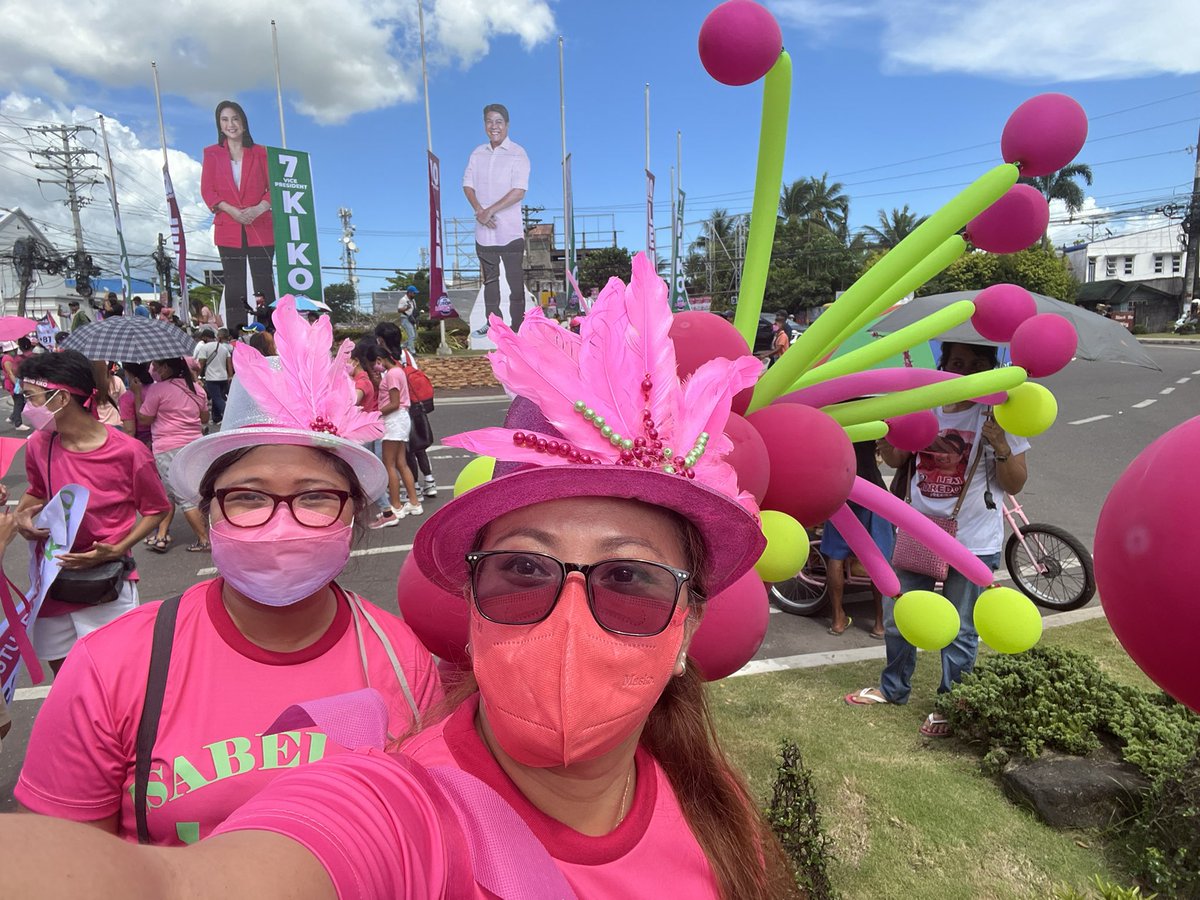 GianiFelarca's tweet photo. #NagaIsPink Isabelinas in total support of our schoolmate Leni Robredo! We may be junior in batch but we share the same values. https://t.co/ARrOatYe7T
