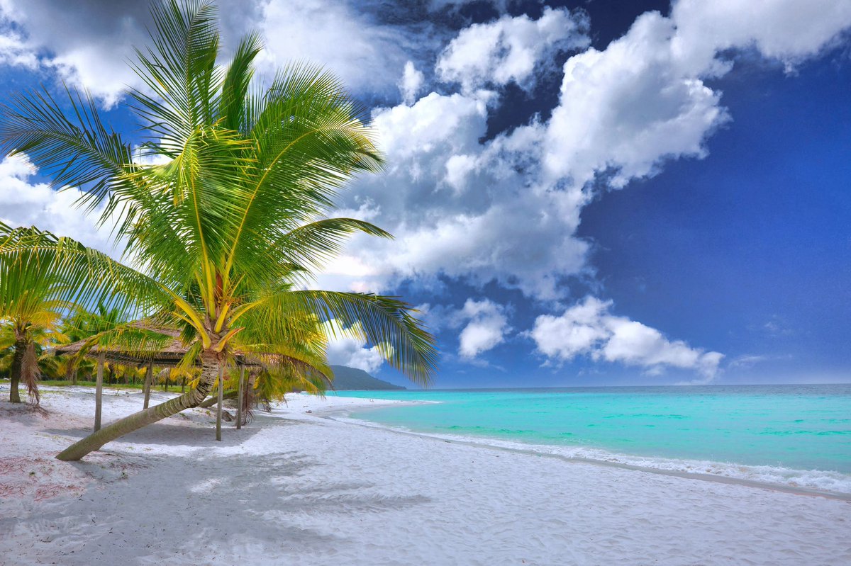 Happy Friday everyone! Don’t you wish every day could be spent in places as beautiful as this? Wishing you all a warm and wonderful weekend!