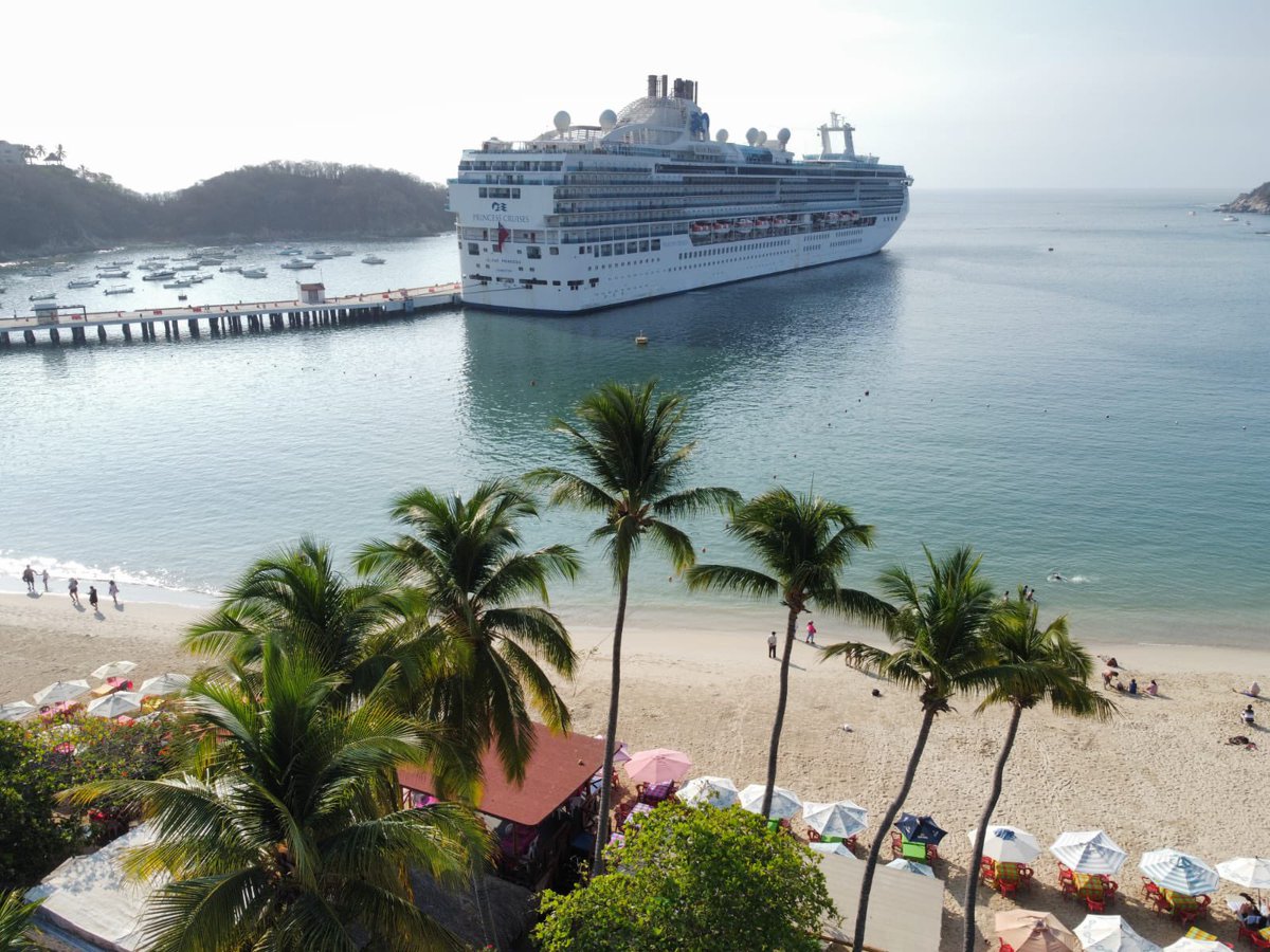 PpFigueroaH's tweet photo. 1/3
Hoy arribó al puerto de Santa Cruz #Huatulco, el crucero Island Princess de la naviera @PrincessCruises, con bandera de Las Bermudas.

@webcamsdemexico @PPHOAX @GMRMexico @AMAVCostaOax @LETISIMO @huatulcohotels @Visita_Huatulco @aragonhuatulco @JuanCRiveraC @Quadratinoaxaca https://t.co/TKujKhARTE