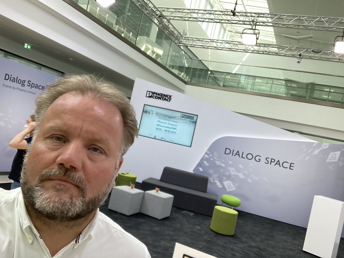 schroederluegde's tweet photo. Es wird spannend. In wenigen Minuten starten wir zum Hackathon mit dem Thema #BuildingIOT #futurevalleyOWL #hackathon @PhoenixContactV 👉👉 https://t.co/tdCtlEGEOr https://t.co/N52nMrKO5R