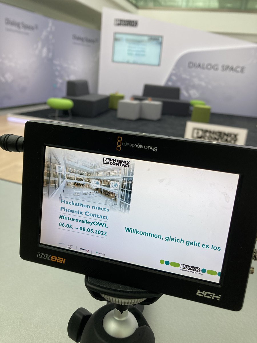 schroederluegde's tweet photo. Es wird spannend. In wenigen Minuten starten wir zum Hackathon mit dem Thema #BuildingIOT #futurevalleyOWL #hackathon @PhoenixContactV 👉👉 https://t.co/tdCtlEGEOr https://t.co/N52nMrKO5R
