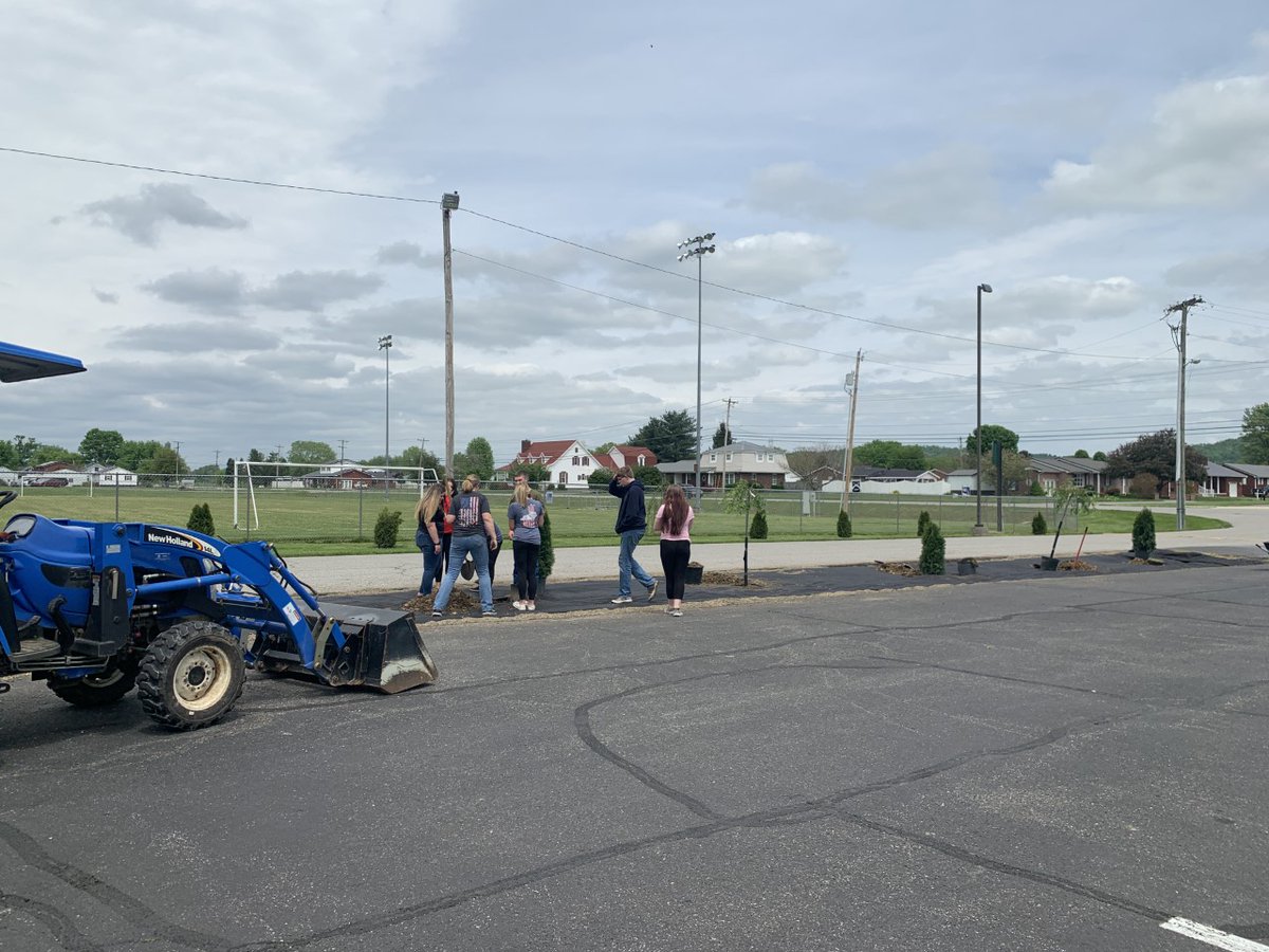 Our Beautification Committee is back at it! 
We're adding to our work at GCHS. Special thanks to Andy Zabrieszack, Steve Logan, Carrie Davis, and our FFA students for their hard work! We can't wait to see what they have in store next!
Join us:
forms.gle/jxjWV7hWVcDJSP…
