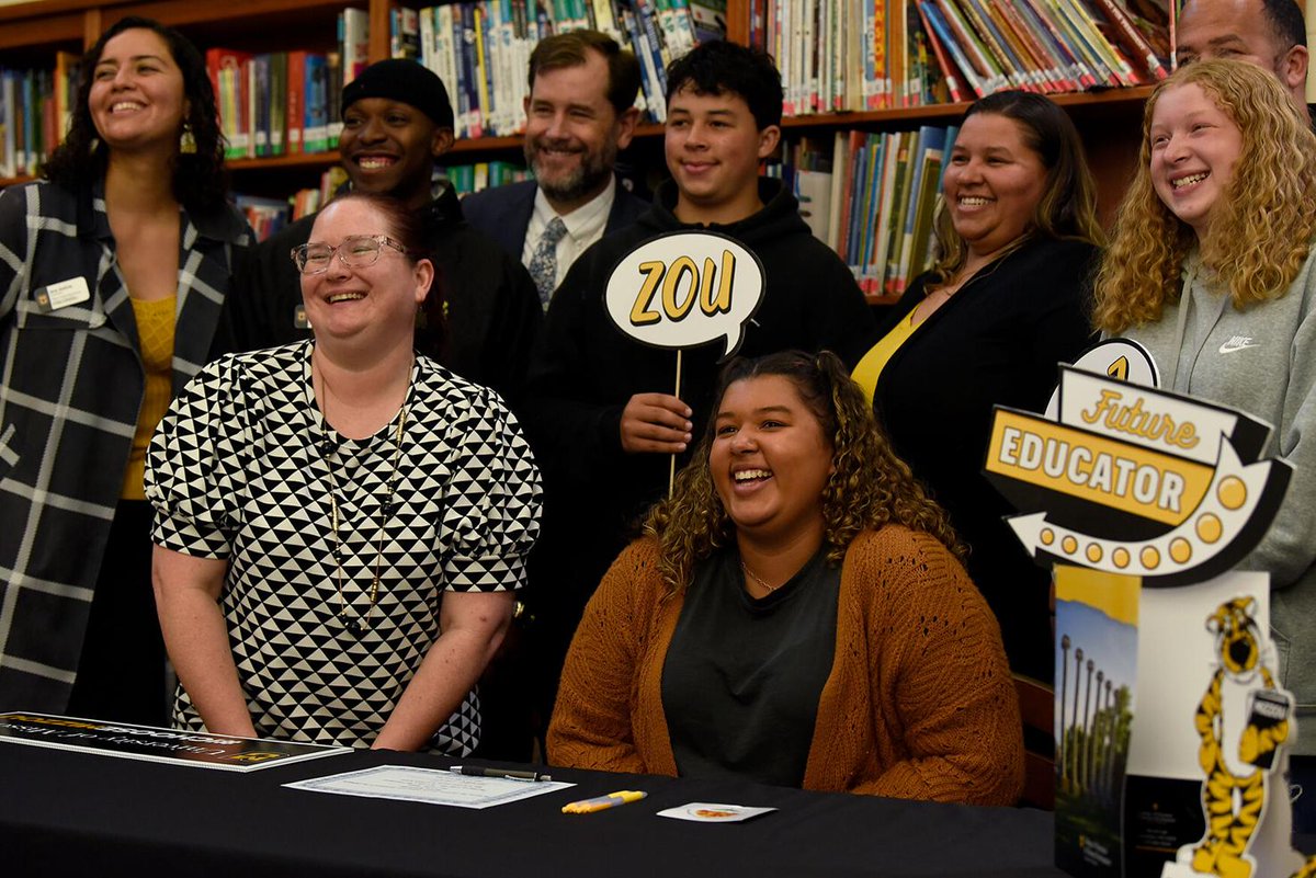 MizzouEducation's tweet photo. Huntar Salem is welcomed by college faculty and staff as one of our newest future educators, thanks to the #CoMoEd Scholars "grow your own teachers" program at Columbia Public Schools.
The full @CoMissourian article is here: https://t.co/IHIIdedAQX https://t.co/BbnSIrNSmU