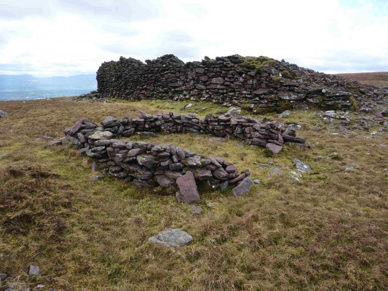 NeuKelte's tweet photo. How did the warriors of #Ulster escape being burned behind the doors of the guest house in Temair Luachra, the royal castle of the Érainn? Together, the #Ulster men tipped a wall outward, slaying 300 Érainn.
3/4
#IronAge #hillfort #FaustianFriday https://t.co/8aLE6iCIzb