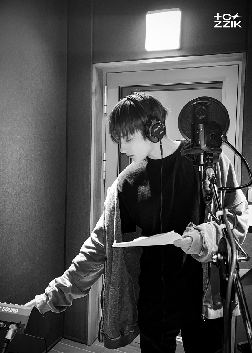 fomurth's tweet photo. ⠀⠀ Thursday's Child recording behind. https://t.co/567eP8cLKt
