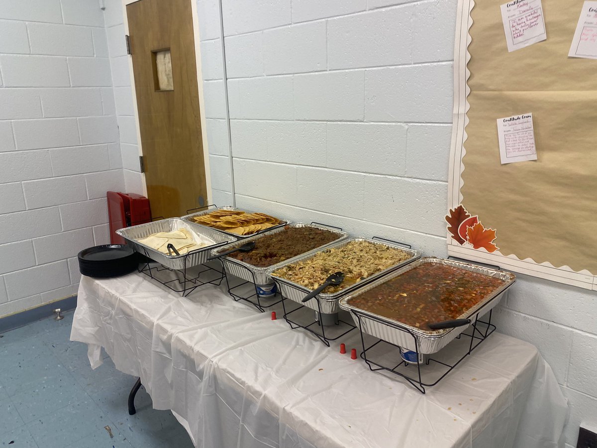 RubyFCarverES's tweet photo. Thank you to our amazing admin team for organizing a delicious teacher appreciation lunch from #chickenfiesta! #TeacherAppreciationWeek https://t.co/nswQGIYfBF