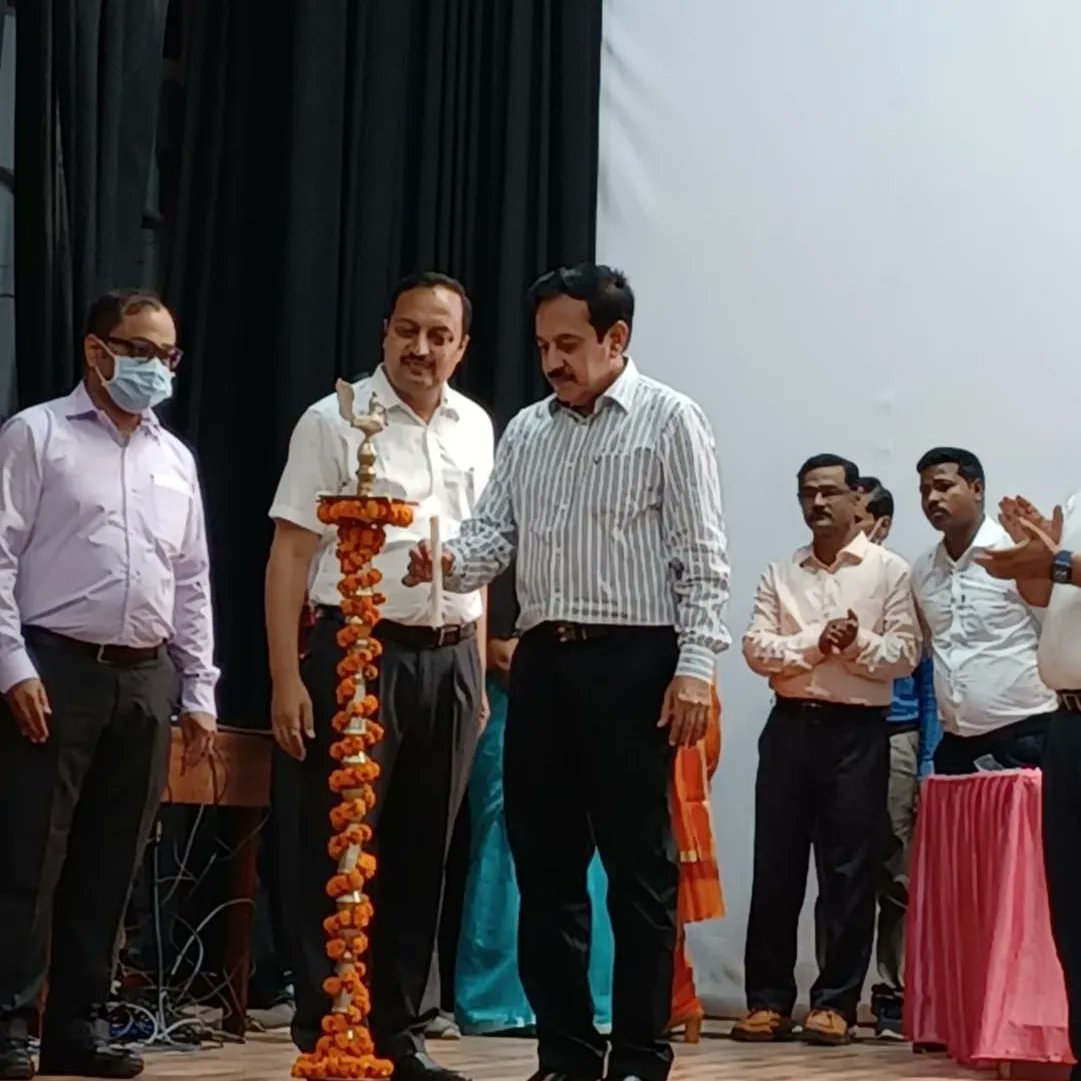 RDSOLucknow's tweet photo. To commemorate the “Azadi Ka Amrit Mahotsav”, Vigilance cell of RDSO has taken an initiative and organized Vigilance Seminar on 06.05.2022 to create awareness among Officers &amp; Staff of RDSO under the able guidance of Shri Sanjiv Bhutani, Director General of RDSO. https://t.co/QOs8Iieb4s