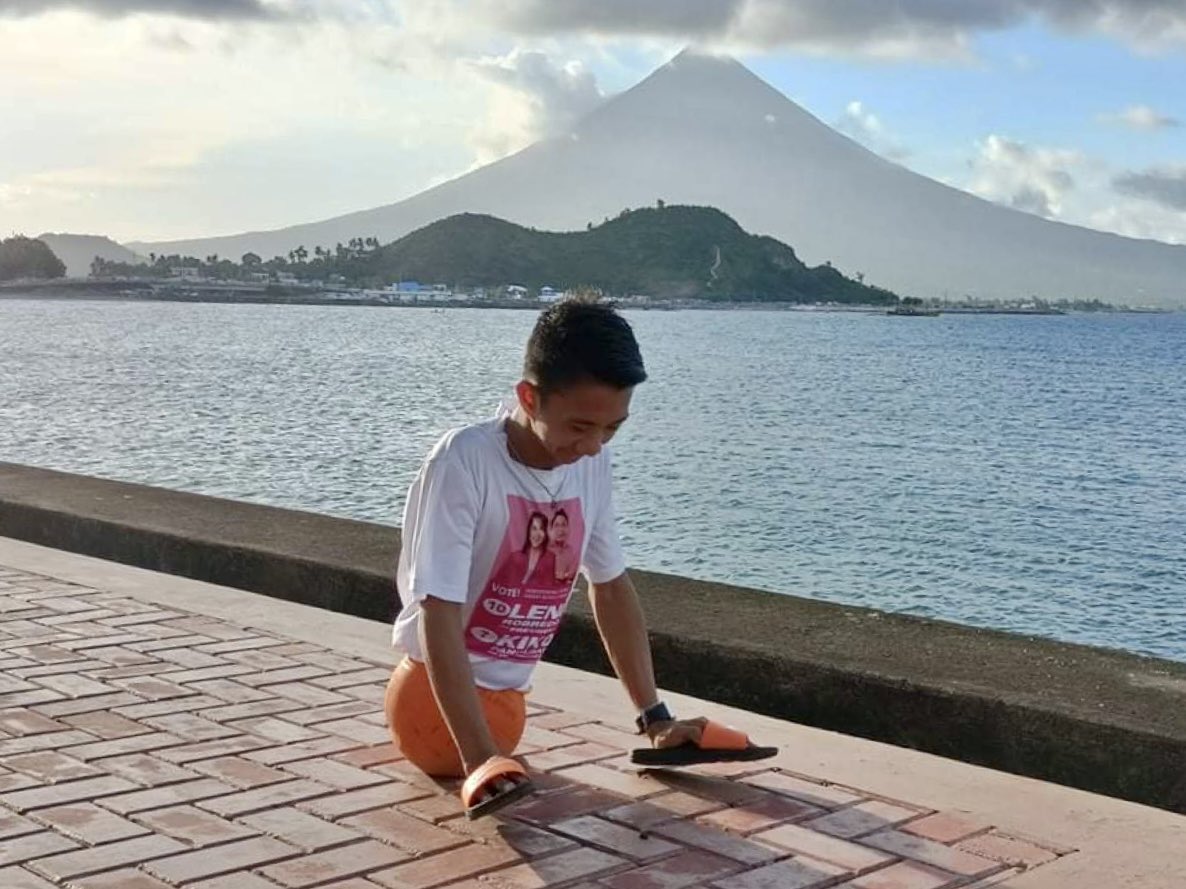 indayevarona's tweet photo. Antonio "Tony" Esquelador Jr, 30, of Barangay Puro Legazpi City, braves the summer heat to make his way through 5 kms to join the May 6  Albay grand sendoff for VP Leni Robredo. He has been a scholar of the VP for the last 5 years. By @RhaydzBarcia @rapplerdotcom https://t.co/2Umjy0jU32