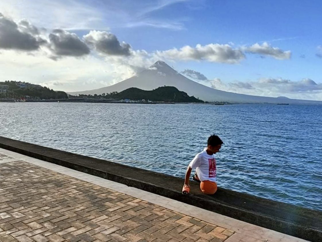 indayevarona's tweet photo. Antonio "Tony" Esquelador Jr, 30, of Barangay Puro Legazpi City, braves the summer heat to make his way through 5 kms to join the May 6  Albay grand sendoff for VP Leni Robredo. He has been a scholar of the VP for the last 5 years. By @RhaydzBarcia @rapplerdotcom https://t.co/2Umjy0jU32