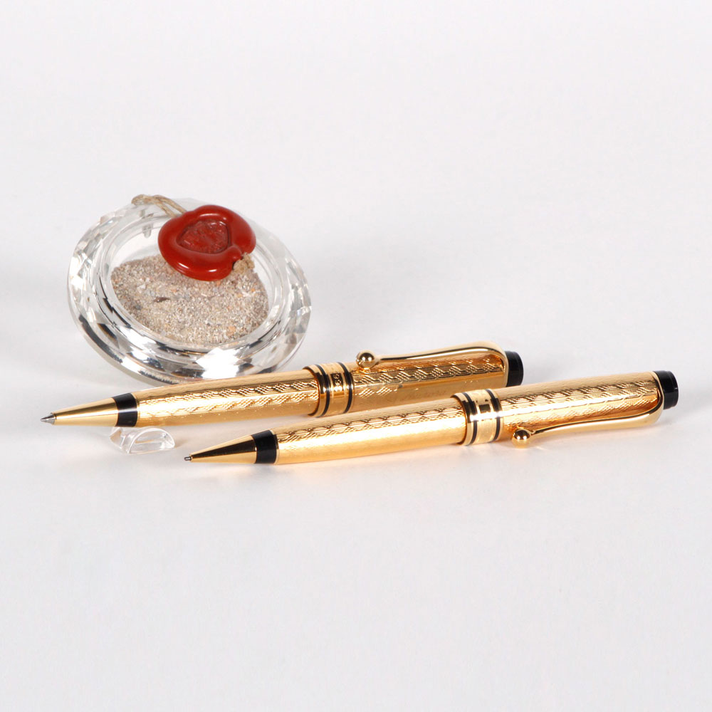 Bellamys_World's tweet photo. Celebrating 500 years of discovering America, #Aurora created Cristoforo Colombo unique set
These gold-plated pen &amp; pencil feature a hand-engraved guilloche pattern. The central strip is crafted and decorated with a guilloche design &amp; it has the commemorative dates 1492-1992. https://t.co/tfkWqmVJam