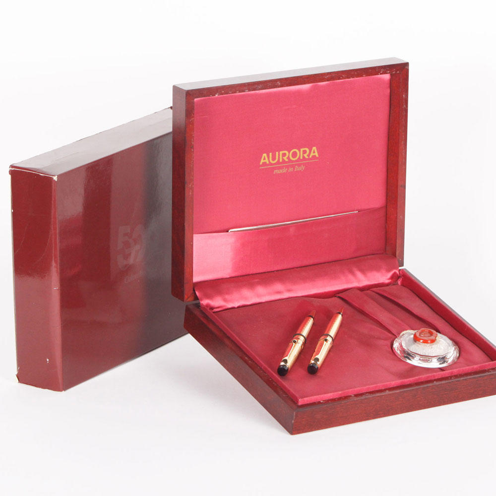 Bellamys_World's tweet photo. Celebrating 500 years of discovering America, #Aurora created Cristoforo Colombo unique set
These gold-plated pen &amp; pencil feature a hand-engraved guilloche pattern. The central strip is crafted and decorated with a guilloche design &amp; it has the commemorative dates 1492-1992. https://t.co/tfkWqmVJam