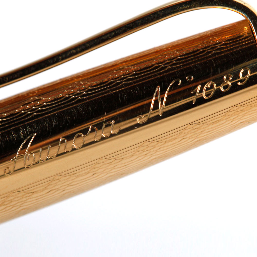 Bellamys_World's tweet photo. Celebrating 500 years of discovering America, #Aurora created Cristoforo Colombo unique set
These gold-plated pen &amp; pencil feature a hand-engraved guilloche pattern. The central strip is crafted and decorated with a guilloche design &amp; it has the commemorative dates 1492-1992. https://t.co/tfkWqmVJam