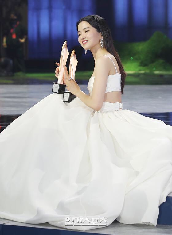 taeritubbies's tweet photo. KIM TAERI WITH HER TWO AWARDS 🏆🏆

 #KimTaeriBAA2022
#58thBaeksangArtsAwards 
#BaeksangArtsAwards2022 https://t.co/0zI6QnZyQE