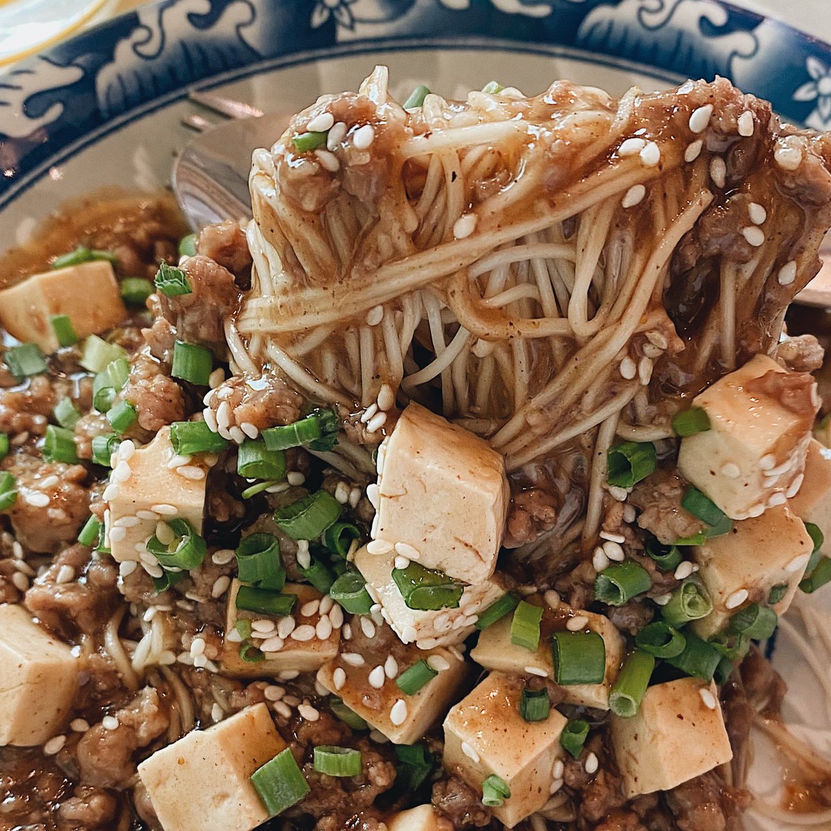 aunteat's tweet photo. ก๋วยเตี๋ยวหมูสับ เส้นเมี่ยน พึ่งเคยกินครั้งแรกที่ร้าน วัวทองโภชนา🗺เจริญกรุง.เป็นร้านสไตล์จีนคลาสสิค ที่จริงเขาดังเรื่องเนื้อนะ แต่เราขอแหวกชิมหมูแทน รสชาติจานนี้คือเข้มข้นหอมซอสที่เขาใส่มามากเค็มๆมันๆ หมูสับชิ้นละเอียด เส้นหนึบหนับ แนะนำมาลอง @aroii @ReviewAroii #รีวิวไปเรื่อย https://t.co/haWv3WvhSu