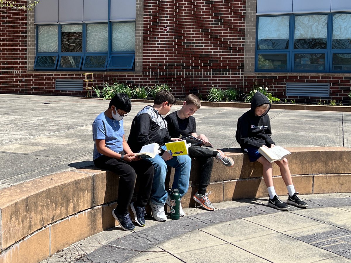 OakGrade4's tweet photo. Reading in the sunshine ☀️ 🌳 #oakststories https://t.co/JOkYYrJ3ju