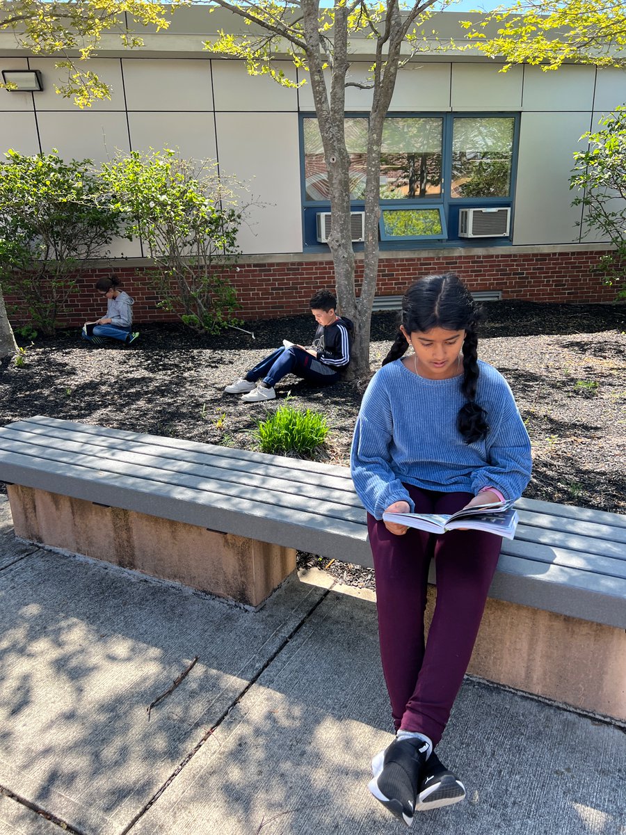 OakGrade4's tweet photo. Reading in the sunshine ☀️ 🌳 #oakststories https://t.co/JOkYYrJ3ju
