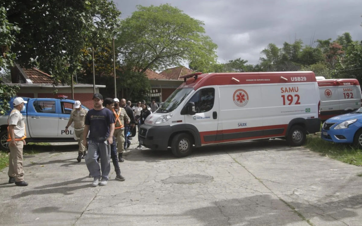 InformeRJO's tweet photo. RT @MidiaInformal: Alunos são esfaqueados em escola na Ilha do Governador. Os feridos são duas meninas um menino, todos de 14 anos. O agressor é um colega do colégio https://t.co/p0FEe78xmy
#IlhadoGovernador #Ilha #Escola #RiodeJaneiro #PMERJ #17BPM #37DP https://t.co/5VNg72GbRF