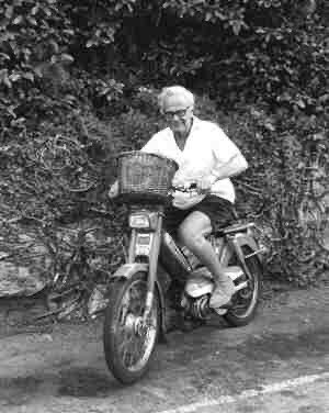 alvie_barr's tweet image. Hans Krebs on his motorcycle. This is therefore the earliest known photograph of the Krebs cycle: