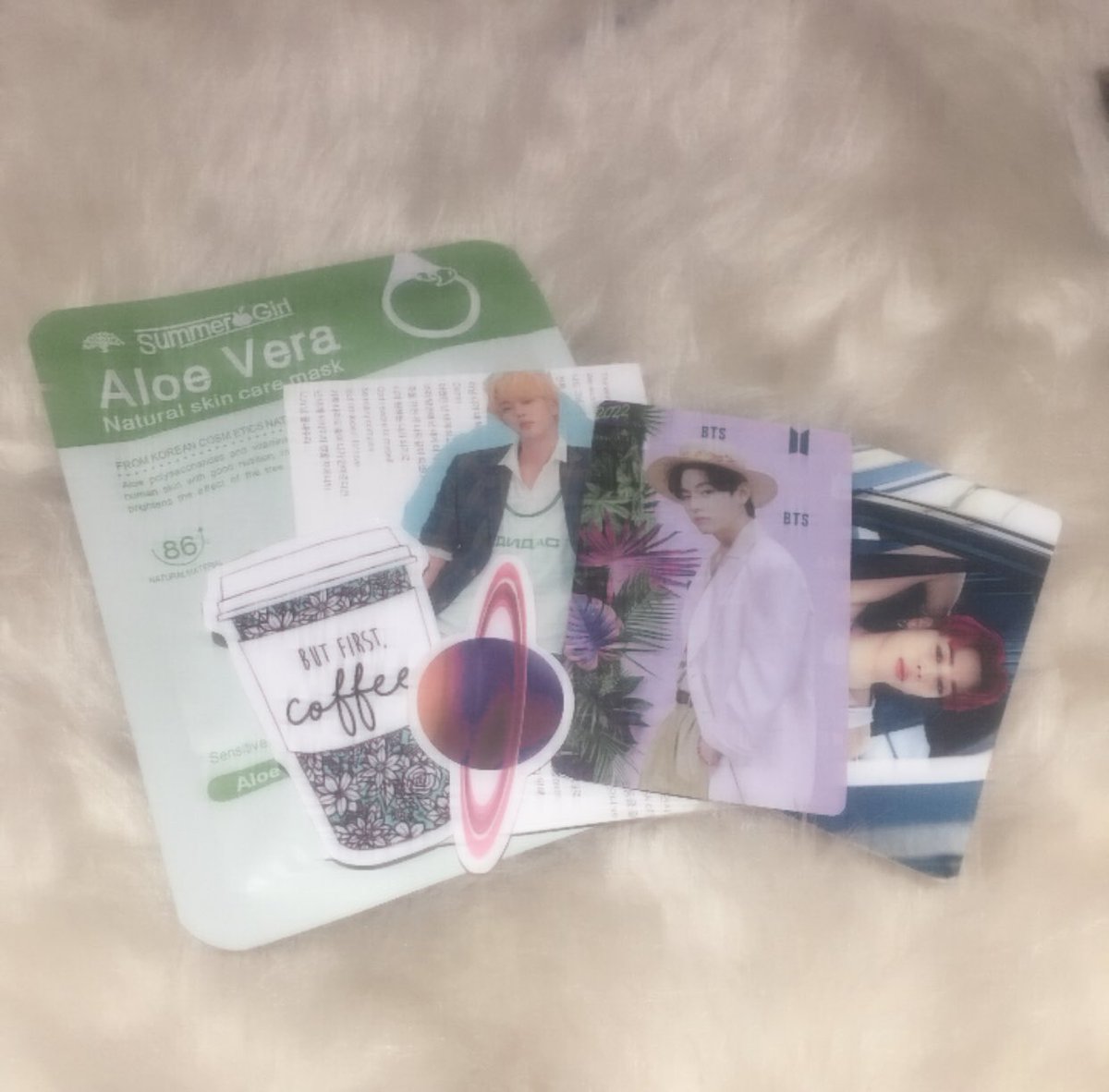 fantasyjnjk's tweet photo. κ° ΚπΙ : #kkmnhauls β’ #kookminproofs κ±
α₯«α‘ : @jkkhaul
ΛΛΛ tysm for bringing home jikook dicon 101 set !! and also thank you for the freebies esp taehyung seasonβs 2022 greeting pc γ
γ
i love it so so much <3 ΛΛΛ https://t.co/kRtgiwqo9D