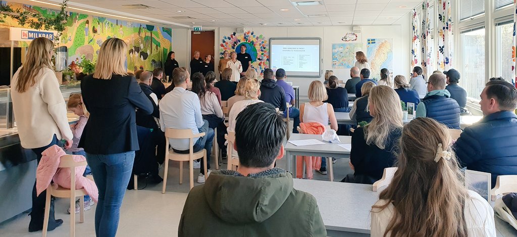 Föräldramöte tillsammans och på plats igen - som vi har saknat detta!!! Idag välkomnade vi höstens nya förskoleklass vårdnadshavare. Så mycket positiv förväntan och pepp i ett rum ger otroligt mycket energi🙌#lidskol #förskoleklass #epi #stoltrektor #bo_skola